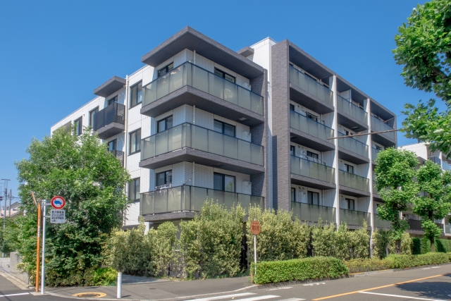 【高崎市のマンション屋上防水工事】重ね塗りで耐久性アップ！仕上げ工程｜現場レポート②