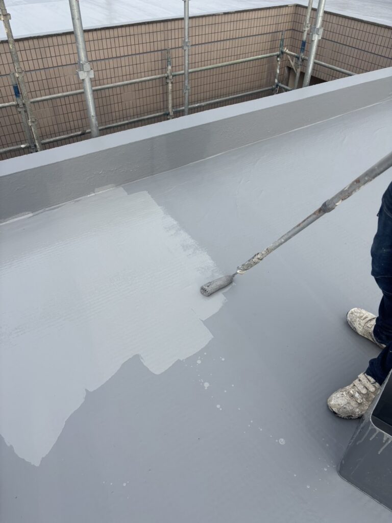 【高崎市のマンション屋上防水工事】仕上げの要！上塗り1・2で長持ち防水へ｜現場レポート③