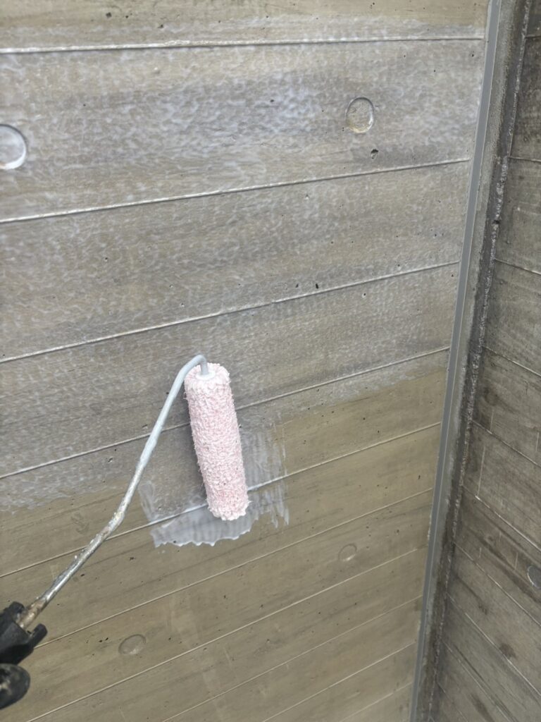 藤岡市のRC外壁は塗装が必要？撥水（はっ水）材塗装でコンクリートを雨水から守る現場をご紹介